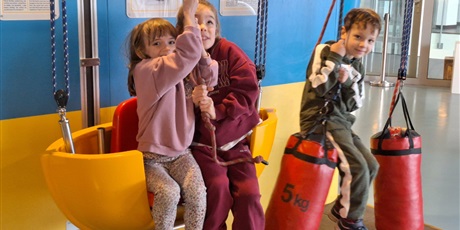 Powiększ grafikę: Uczniowie na wystawie interaktywnej w Ośrodku Kultury Morskiej.