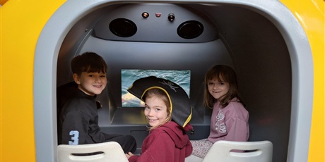 Powiększ grafikę: Uczniowie na wystawie interaktywnej w Ośrodku Kultury Morskiej.