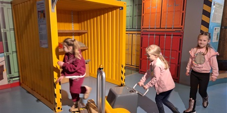 Powiększ grafikę: Uczniowie na wystawie interaktywnej w Ośrodku Kultury Morskiej.