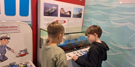 Powiększ grafikę: Uczniowie na wystawie interaktywnej w Ośrodku Kultury Morskiej.
