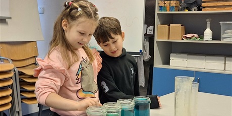 Powiększ grafikę: Uczniowie podczas warsztatów w Ośrodku Kultury Morskiej.