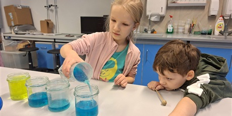 Powiększ grafikę: Uczniowie podczas warsztatów w Ośrodku Kultury Morskiej.