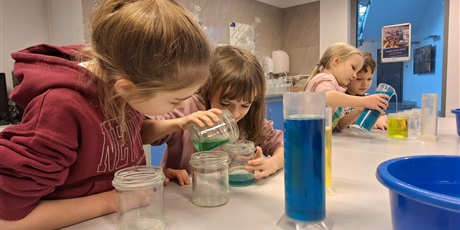 Powiększ grafikę: Uczniowie podczas warsztatów w Ośrodku Kultury Morskiej.