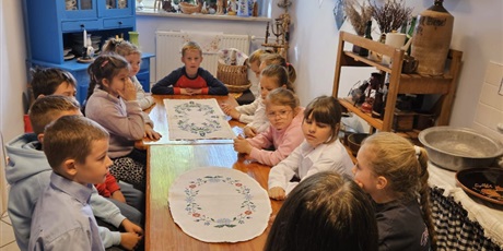 Powiększ grafikę: Uczniowie podczas zajęć edukacyjnych w izbie regionalnej