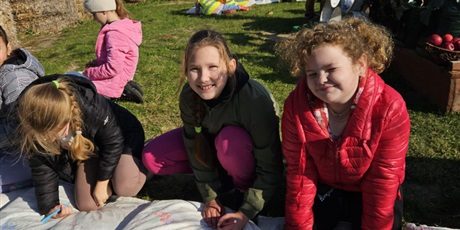 Powiększ grafikę: Uczennice podczas zajęć w zagrodzie wiejskiej.