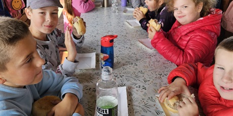 Powiększ grafikę: Uczniowie podczas spożywania posiłku.