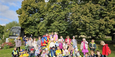 Powiększ grafikę: Zbiorowe zdjęcie uczniów podczas zajęć w zagrodzie wiejskiej.