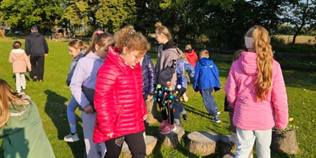 Powiększ grafikę: Uczniowie podczas zajęć w zagrodzie wiejskiej.