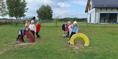 Powiększ grafikę: Uczniowie podczas zajęć w zagrodzie wiejskiej.