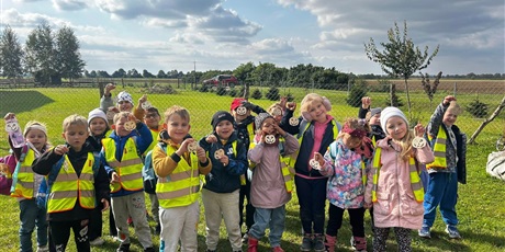 Powiększ grafikę: Zbiorowe zdjęcie uczniów podczas zajęć w zagrodzie wiejskiej.