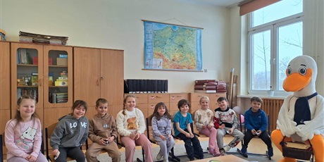 Powiększ grafikę: Uczniowie podczas zajęć ekologicznych  oraz maskotka programu  w sali lekcyjnej.