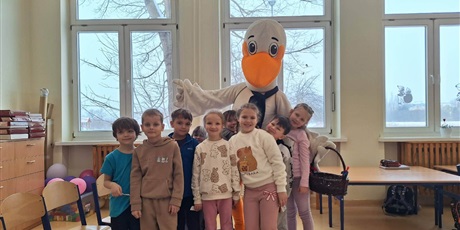 Powiększ grafikę: Uczniowie podczas zajęć ekologicznych  oraz maskotka programu  w sali lekcyjnej.