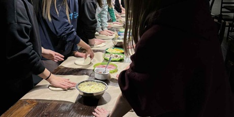 Powiększ grafikę: Uczniowie podczas warsztatów robienia pizzy.