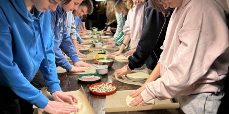 Powiększ grafikę: Uczniowie podczas warsztatów robienia pizzy.