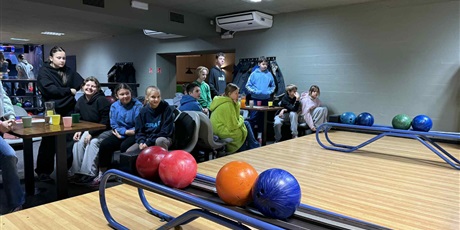 Powiększ grafikę: Uczniowie podczas zajęć na kręgielni.