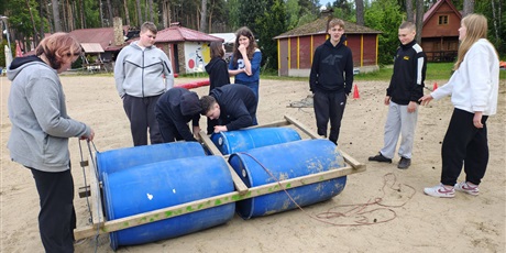 Powiększ grafikę: Uczniowie podczas budowania tratwy na plaży