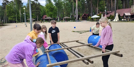 Powiększ grafikę: Uczniowie podczas budowania tratwy na plaży