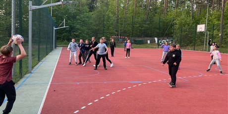 Powiększ grafikę: Uczniowie podczas gry w piłkę nożną na boisku