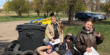 Powiększ grafikę: Uczennice podczas akcji Sprzątanie Świata.