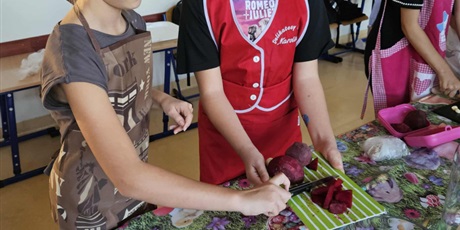 Powiększ grafikę: Uczniowie w sali lekcyjnej przygotowują zdrowe posiłki.