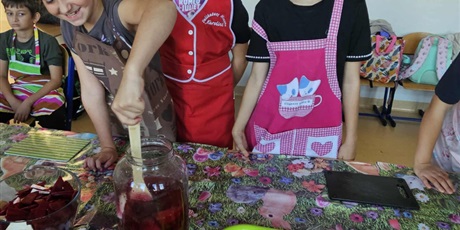 Powiększ grafikę: Uczniowie w sali lekcyjnej przygotowują zdrowe posiłki.