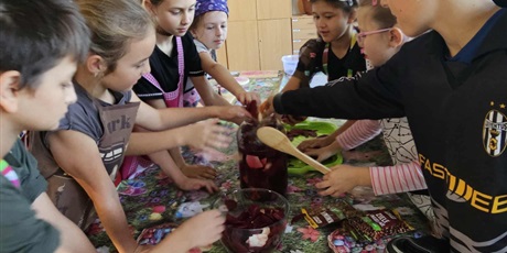 Powiększ grafikę: Uczniowie w sali lekcyjnej przygotowują zdrowe posiłki.