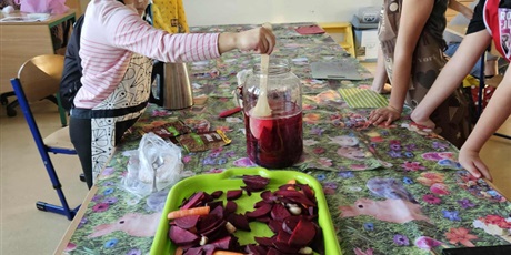 Powiększ grafikę: Uczniowie w sali lekcyjnej przygotowują zdrowe posiłki.