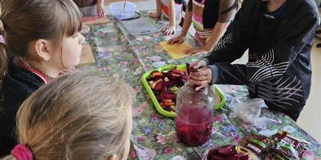 Powiększ grafikę: Uczniowie w sali lekcyjnej przygotowują zdrowe posiłki.