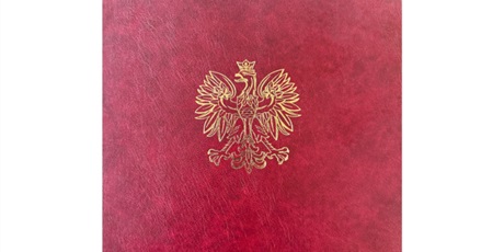 Powiększ grafikę: Czerwona teczka z godłem Polski oraz napis Kuratorium Oświaty w Gdańsku.