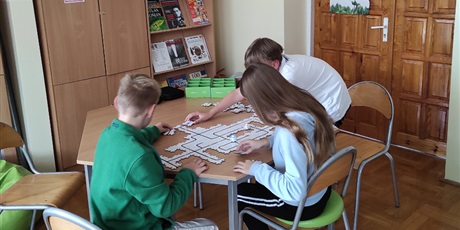 Powiększ grafikę: Ozoboty w bibliotece