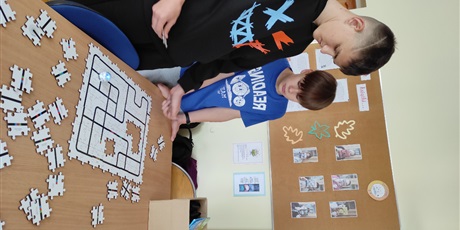 Powiększ grafikę: Ozoboty w bibliotece