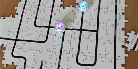 Powiększ grafikę: Ozoboty w bibliotece