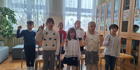 Powiększ grafikę: Uczniowie podczas pasowania na czytelnika w bibliotece.