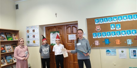 Powiększ grafikę: Uczniowie biorący udział w przedstawieniu podczas pasowania na czytelnika  w bibliotece szkolnej.