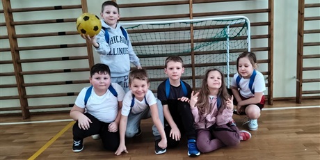 Powiększ grafikę: Zbiorowe zdjęcie uczniów  w sali gimnastycznej.