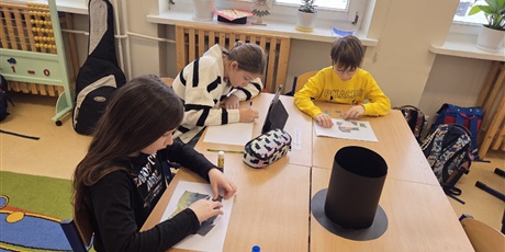 Powiększ grafikę: Uczniowie podczas wykonywania zadań projektowych w sali lekcyjnej.