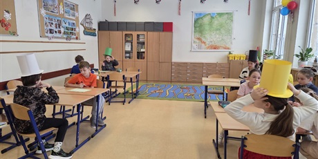 Powiększ grafikę: Uczniowie podczas realizacji programu w sali lekcyjnej.