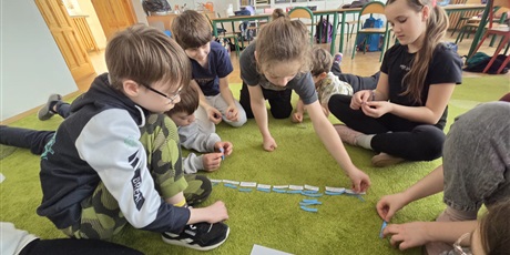 Powiększ grafikę: Uczniowie podczas wykonywania zadań projektowych w sali lekcyjnej.