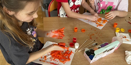 Powiększ grafikę: Uczniowie podczas wykonywania zadań projektowych w sali lekcyjnej.