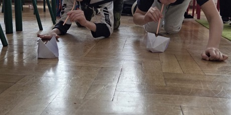 Powiększ grafikę: Uczniowie podczas wykonywania zadań projektowych w sali lekcyjnej.