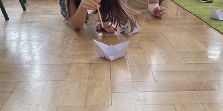 Powiększ grafikę: Uczniowie podczas wykonywania zadań projektowych w sali lekcyjnej.