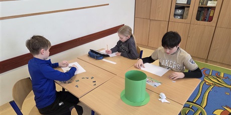 Powiększ grafikę: Uczniowie podczas wykonywania zadań projektowych w sali lekcyjnej.