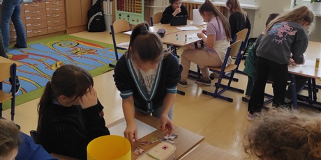 Powiększ grafikę: Uczniowie podczas wykonywania zadań projektowych w sali lekcyjnej.