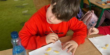 Powiększ grafikę: Uczeń podczas wykonywania zadań projektowych w sali lekcyjnej.