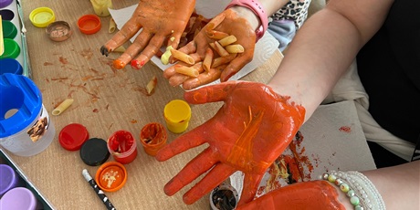 Powiększ grafikę: Uczniowie podczas wykonywania zadań projektowych w sali lekcyjnej.